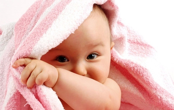 Chỉ nên tắm cho trẻ 2 - 3 lần/tuần và bôi kem dưỡng ẩm ngay sau khi tắm